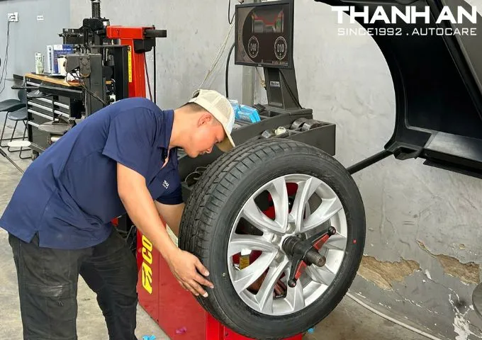 Kỹ thuật viên cân bằng động cho lốp Toyo 225/55R19 Proxes R46A tại gara