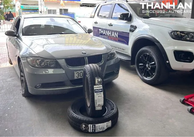 Cận cảnh gai lốp BMW 320i thiết kế thể thao