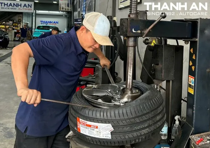 Kỹ thuật vi&ecirc;n đang thay lốp xe Honda Civic ch&iacute;nh h&atilde;ng tại gara