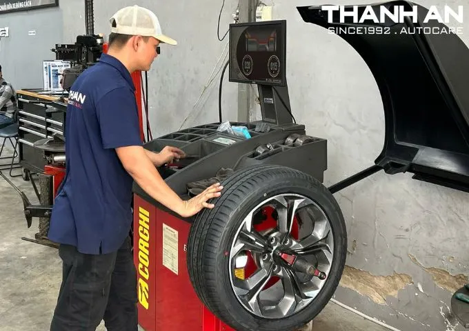 Cận cảnh quy tr&igrave;nh c&acirc;n bằng động lốp xe Honda Civic