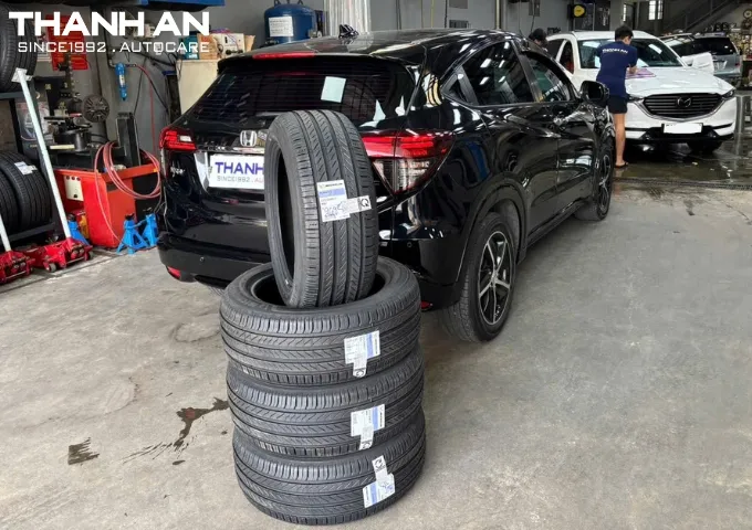 Hình ảnh nâng xe Honda HR-V để thay 4 lốp michelin 215 55r17 primacy 5 tại gara