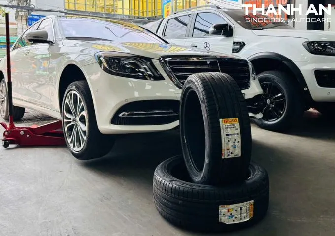 Cận cảnh gai lốp Mercedes S450 chính hãng