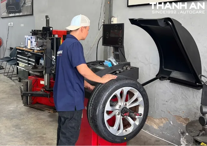 Kỹ thuật vi&ecirc;n c&acirc;n bằng động lốp xe Vinfast Lux A ch&iacute;nh h&atilde;ng