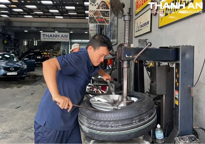 Kỹ thuật viên đang thay lốp xe Vinfast Lux A tại gara