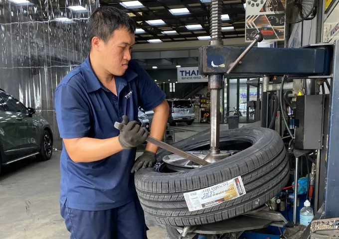 Kỹ thuật viên đang thay lốp xe Beijing X7 tại gara