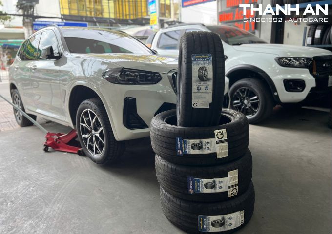 Xe BMW X3 đang được nâng lên để thay lốp mới tại gara