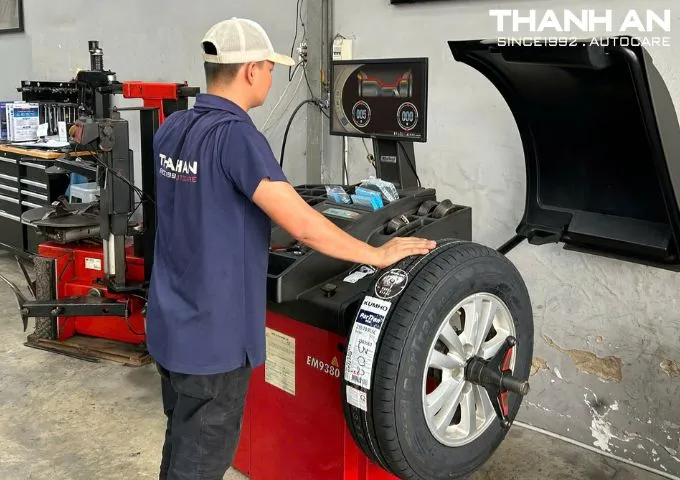 Kỹ thuật viên cân bằng động lốp xe Ford Escape để vận hành êm ái