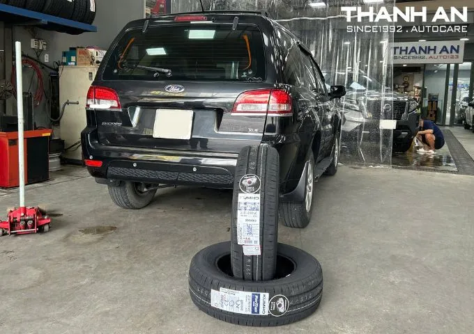 Cận cảnh hoa gai lốp Ford Escape thiết kế tăng độ bám