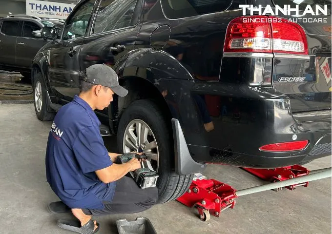 Thay lốp mới cho Ford Escape tại xưởng dịch vụ chuyên nghiệp
