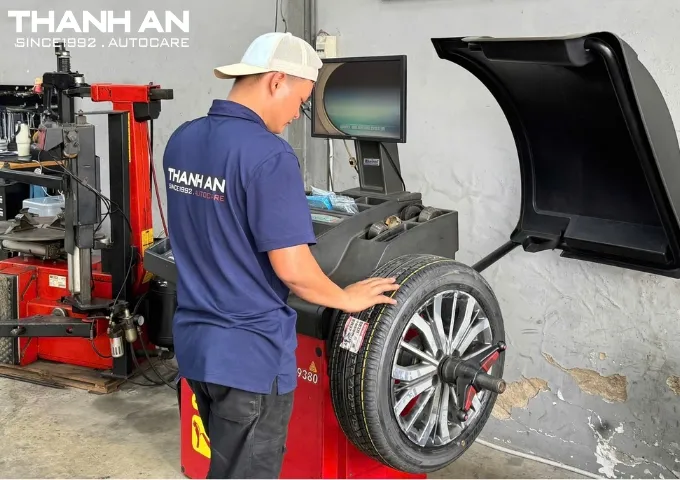 Thợ gara cân chỉnh lốp xe Honda City bằng thiết bị hiện đại