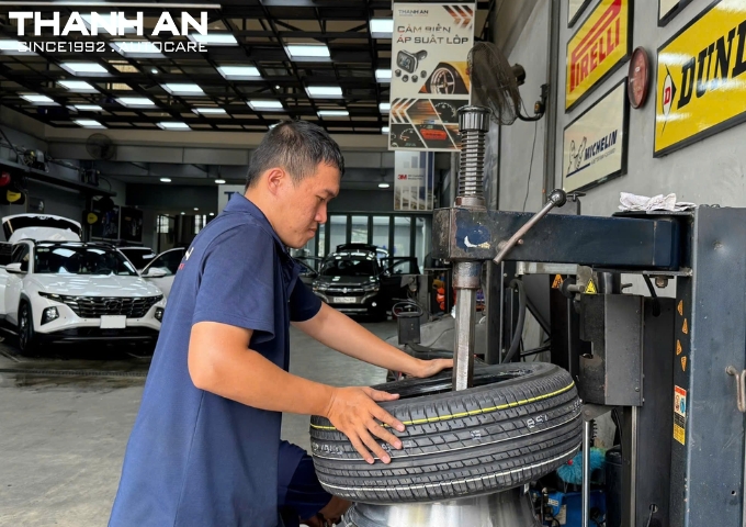 Kỹ thuật viên đang tháo lốp xe Honda City cũ để thay mới