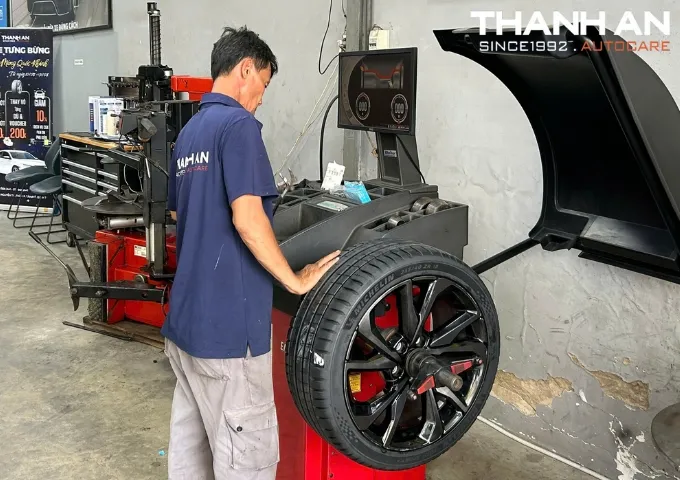 Cận cảnh quy tr&igrave;nh c&acirc;n bằng động lốp xe Honda Civic