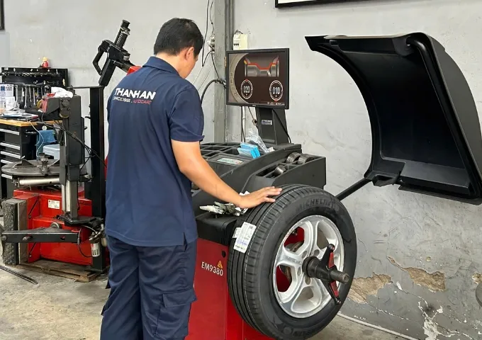 Kỹ thuật vi&ecirc;n c&acirc;n bằng động lốp xe Honda Civic ch&iacute;nh h&atilde;ng