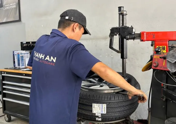 Kỹ thuật viên đang thay lốp xe Honda CR-V chính hãng tại gara