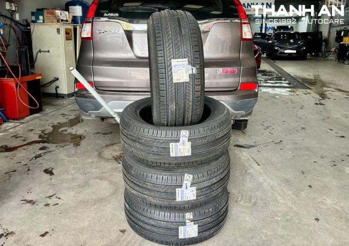 Cận cảnh bốn lốp Honda CR-V chính hãng trước khi lắp đặt