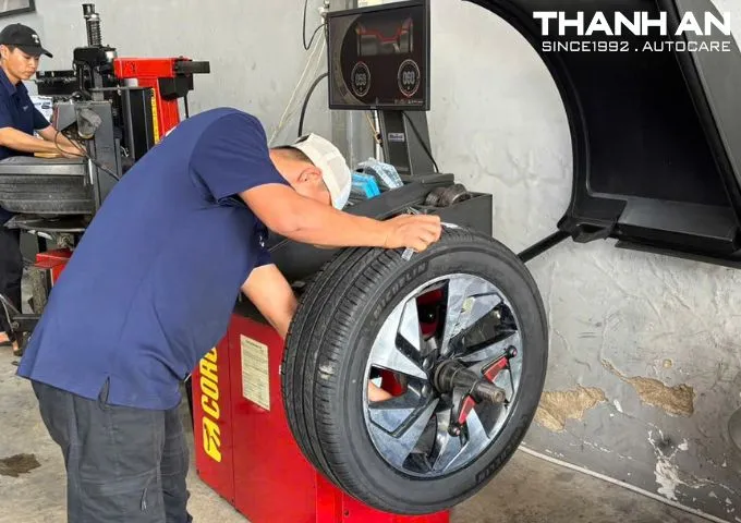 Kỹ thuật viên cân bằng động lốp xe Honda CR-V để vận hành êm ái