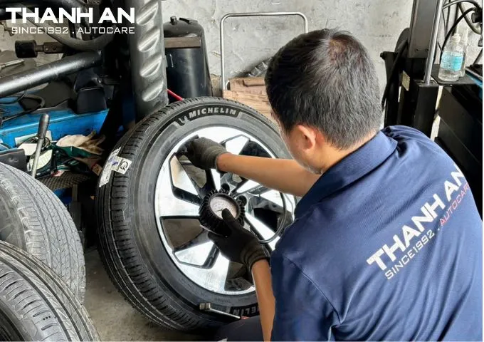 Thay lốp mới cho Honda CR-V tại xưởng dịch vụ chuyên nghiệp