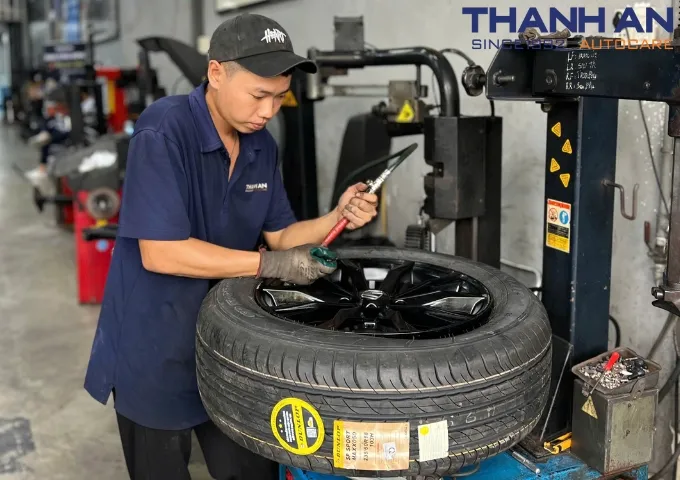 Nhân viên Thanh An Autocare thay lốp xe Honda CR-V nhanh chóng