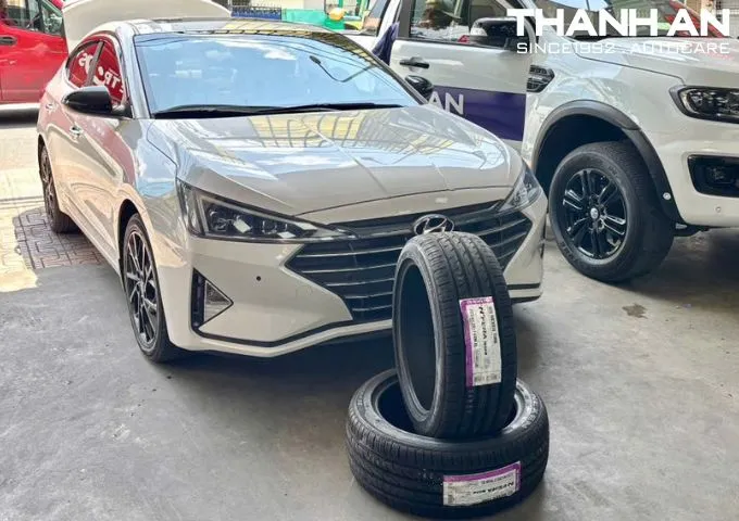 Thay lốp mới cho Hyundai Elantra tại xưởng dịch vụ chuy&ecirc;n nghiệp