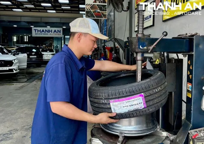 Kỹ thuật vi&ecirc;n đang thay lốp xe Hyundai Elantra ch&iacute;nh h&atilde;ng tại gara