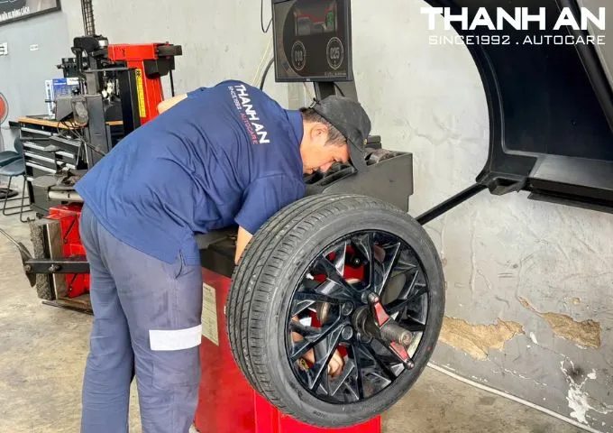 Kỹ thuật vi&ecirc;n c&acirc;n bằng động lốp xe Hyundai Elantra để vận h&agrave;nh &ecirc;m &aacute;i