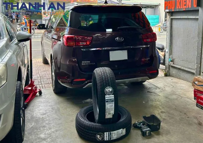 Cận cảnh hoa gai lốp Kia Sedona chính hãng