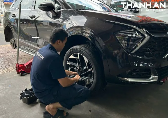 Thay lốp mới cho Kia Sportage tại xưởng dịch vụ chuy&ecirc;n nghiệp