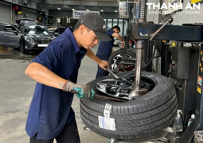 Kỹ thuật vi&ecirc;n đang thay lốp xe Kia Sportage ch&iacute;nh h&atilde;ng tại gara