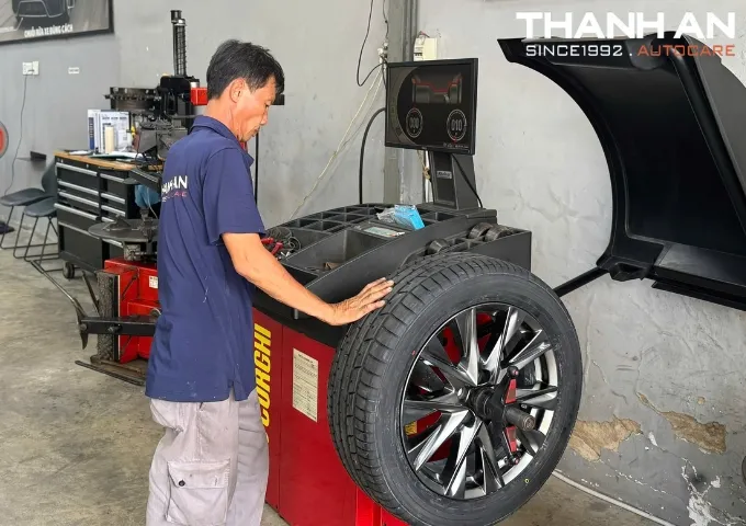 Thợ gara c&acirc;n chỉnh lốp xe Mazda CX-8 bằng thiết bị hiện đại