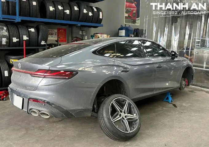 Xe MG7 đang được n&acirc;ng l&ecirc;n để thay lốp mới tại gara