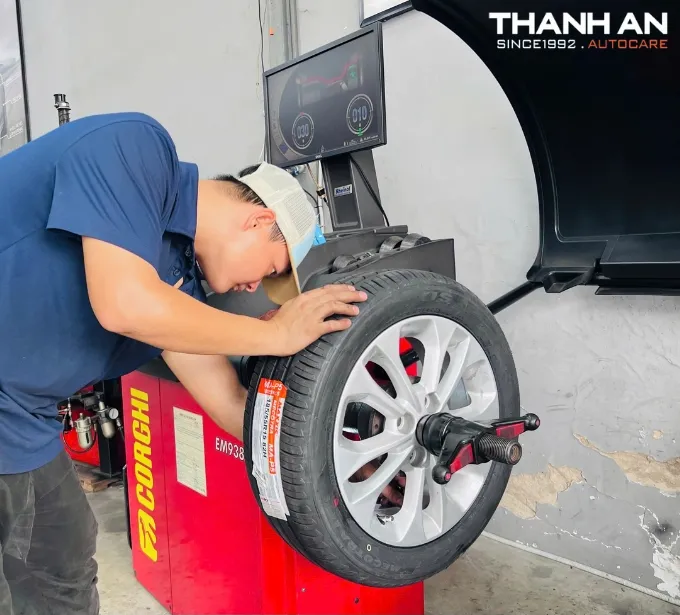 thay lốp 185/55r15 chính hãng