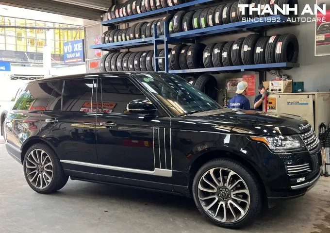 Lốp xe range rover sport mới lắp xong, sẵn sàng lăn bánh