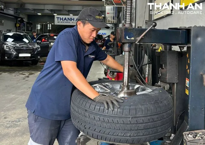 Kỹ thuật vi&ecirc;n đang thay lốp xe Toyota Fortuner ch&iacute;nh h&atilde;ng tại gara