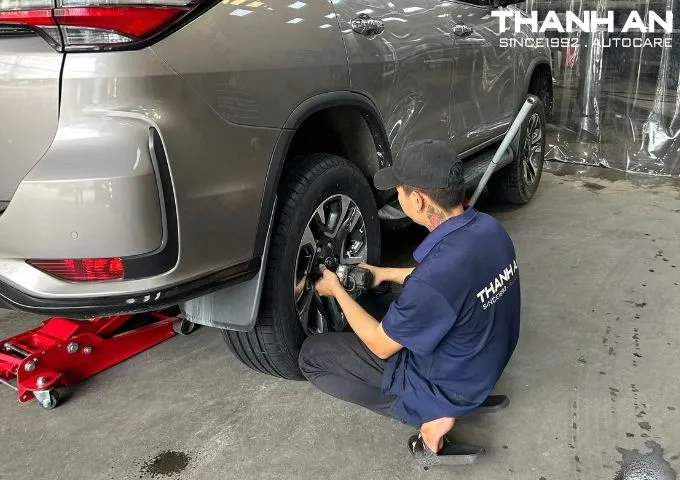Thay lốp mới cho Toyota Fortuner tại xưởng dịch vụ chuyên nghiệp
