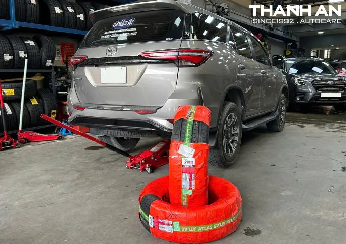 Cận cảnh hoa gai lốp Toyota Fortuner thiết kế tăng độ bám
