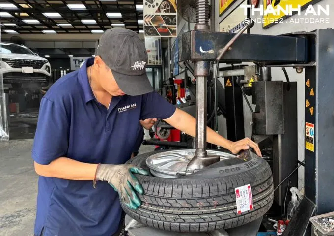 Kỹ thuật viên đang thay lốp xe Toyota Innova chính hãng tại gara