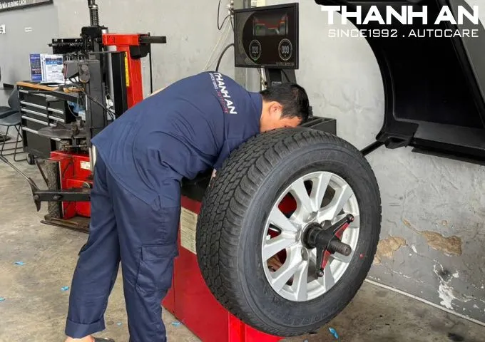 Kỹ thuật vi&ecirc;n c&acirc;n bằng động lốp xe Toyota Land Cruiser để vận h&agrave;nh &ecirc;m &aacute;i