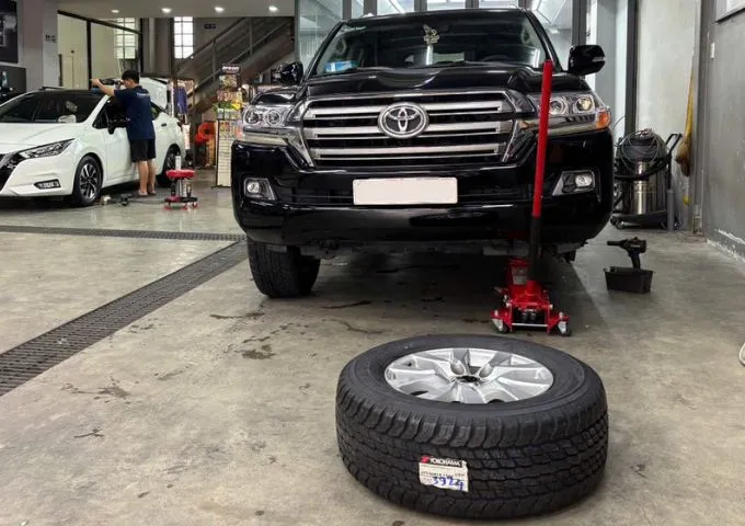 Thay lốp mới cho Toyota Land Cruiser để chuẩn bị cho chuyến đi d&agrave;i