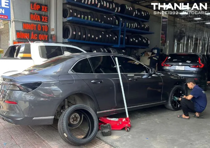 Lốp xe Vinfast Lux A mới lắp xong, sẵn s&agrave;ng lăn b&aacute;nh