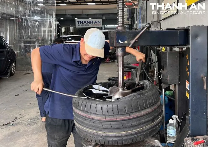 Nh&acirc;n vi&ecirc;n Thanh An Autocare thay lốp xe Vinfast Lux A nhanh ch&oacute;ng