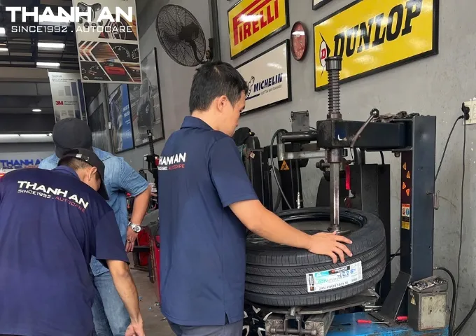 Kỹ thuật vi&ecirc;n đang th&aacute;o lốp xe VinFast VF 8 cũ để thay mới