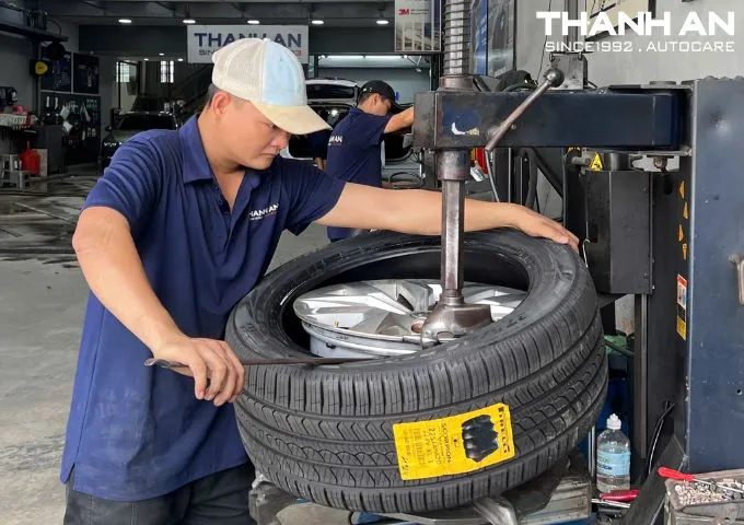 Thay lốp xe Volkswagen Touareg tại gara chuy&ecirc;n nghiệp