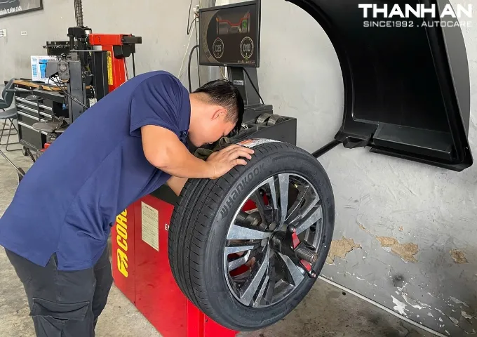 Kỹ thuật viên cân bằng động lốp Hankook 225/55R18 Ventus Prime3 K125 Indonesia tại quận 7