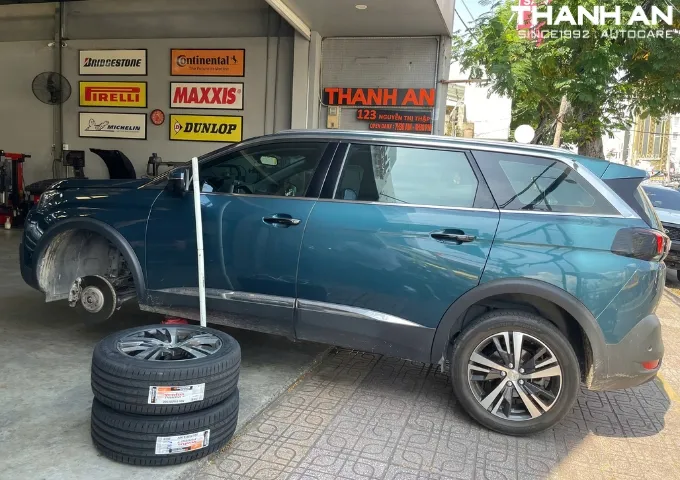 Khách hàng thay 2 lốp Hankook 225/55R18 Ventus Prime3 K125 Indonesia cho xe Peugeot 5008 tại quận 7