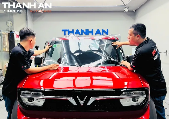 Phim cách nhiệt dán kính lái BMW 135i giúp ngăn chói mắt, tăng tập trung khi vận hành