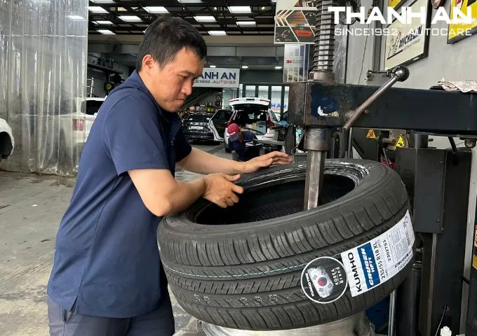 Kỹ thuật viên đang thay lốp Kumho chính hãng tại gara