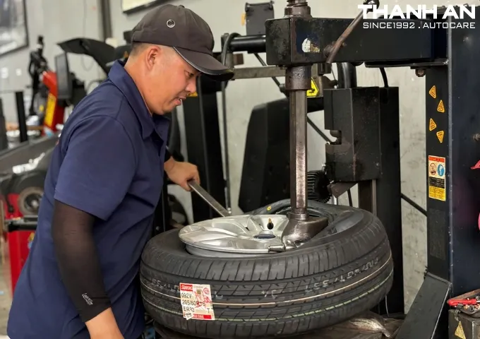 Kỹ thuật viên sử dụng mới thay lốp hiện đại để thay lốp xe ô tô tại quận 7