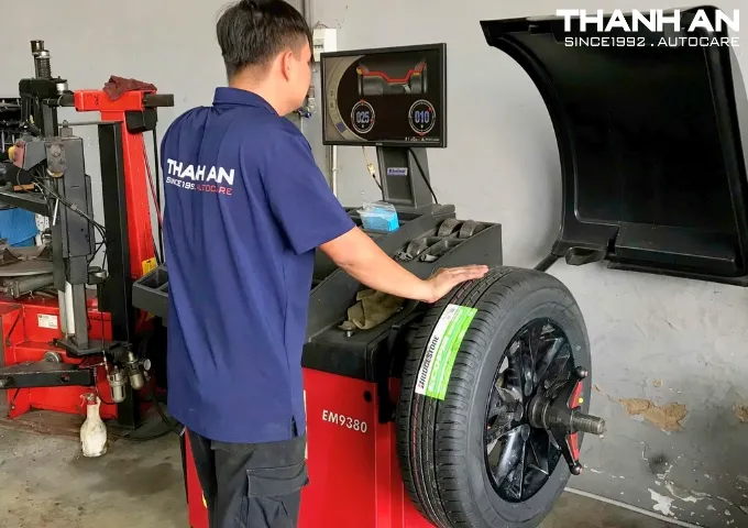 Kỹ thuật viên cân bằng động lốp Bridgestone 205/65R16 Ecopia EP150 Indonesia/ Việt Nam cho xe Toyota Innova