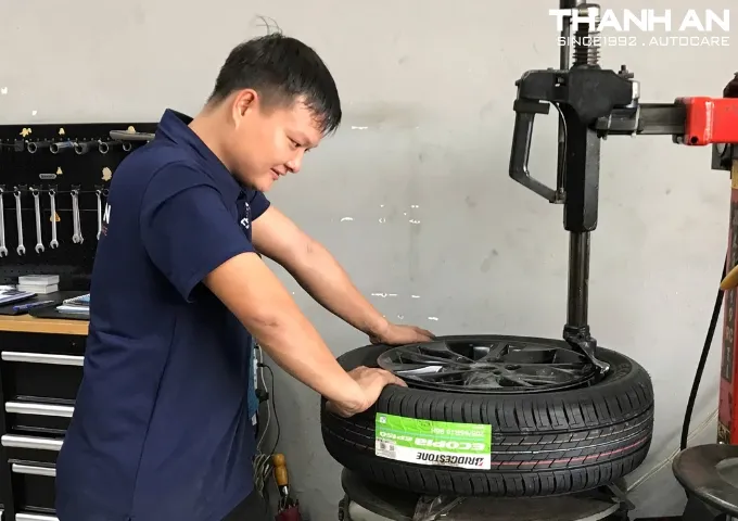 Kỹ thuật viên thay lốp Bridgestone 205/66R16 Ecopia EP150 tại quận 7