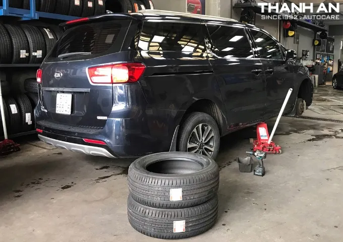 Kỹ thuật viên thay lốp Bridgestone 235/60R18 Turanza ER33 tại quận 7